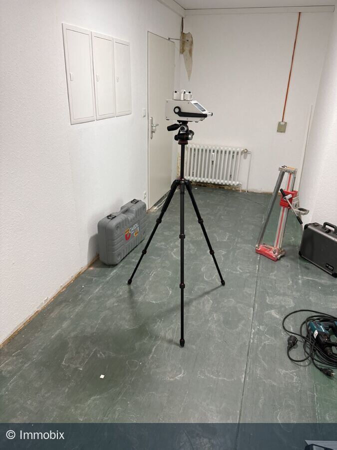 Messtechnik auf Stativ bei einer Schimmel- und Feuchtebegutachtung